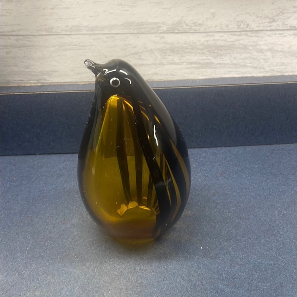 Elegant Glass Bird Figurine - Black and Gold